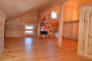 Comfort House | 2 bedrooms, blackout drapes, free WiFi - Log House AB (Seto)