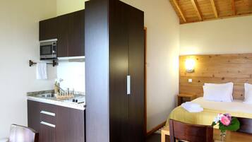 Refrigerador, microondas, parrilla de estufa y cafetera y tetera