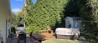 Avery's Creek - 4 Bedroom, 3 Bath Full House Rental with Deck & Hot Tub
