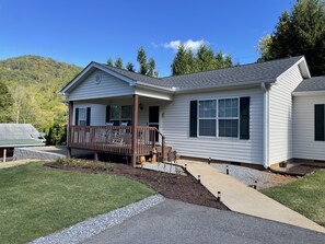 Exterior - Avery's Creek - 4 Bedroom, 3 Bath Full House Rental with Deck & Hot Tub (Arden)