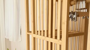 A wooden partition with vertical slats and a metal fixture on the right. - La Leccina - Dependance (San Gimignano)