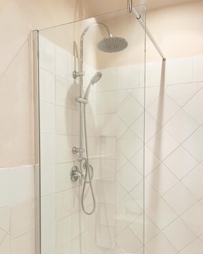 Dusche, Haartrockner, Bidet, Handtücher