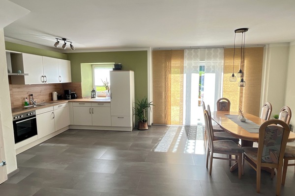 Een koelkast, een kookplaat, een vaatwasser