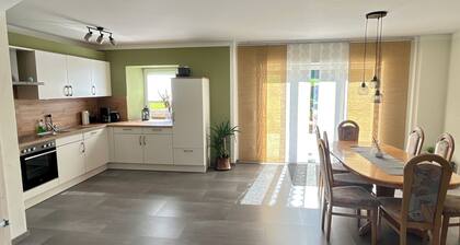 GemĂŒtliche Ferienwohnung mit Blick auf Wald Wiesen und Dolomiten