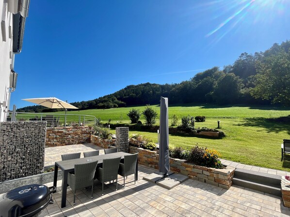 Outdoor dining - Gemütliche Ferienwohnung mit Blick auf Wald Wiesen und Dolomiten (Gerolstein)