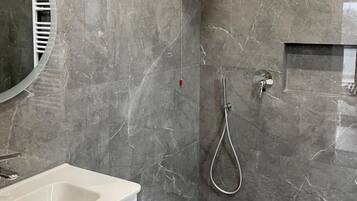 Shower, hair dryer, bidet, towels