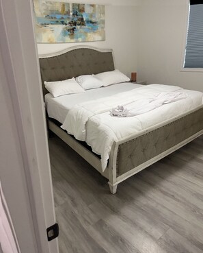 3 bedrooms, iron/ironing board, WiFi, bed sheets - Modern single family home with home office in basement. (Calgary)