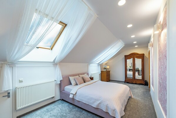 2 habitaciones, escritorio, tabla de planchar con plancha y wifi 