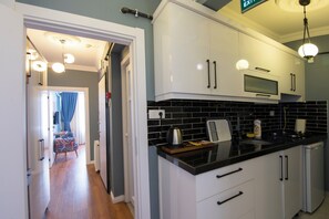 Suite Deluxe | Cocina privada | Frigobar, parrilla de estufa, cafetera y tetera y utensilios de cocina