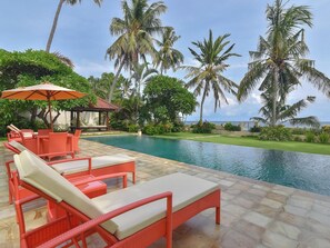 Outdoor pool - Eine Ruhige Oase im Traditionellen Norden Balis am Meer (Kubutambahan)