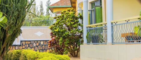 Hochwertige Bettwaren, Daunenbettdecken, Minibar, individuell dekoriert