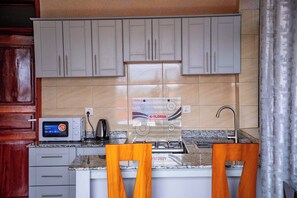 Business-Apartment, 3 Schlafzimmer | 1 Schlafzimmer, hochwertige Bettwaren, Daunenbettdecken, Minibar
