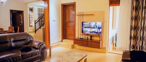 Televisión LED de 32 pulgadas con canales por cable, una chimenea