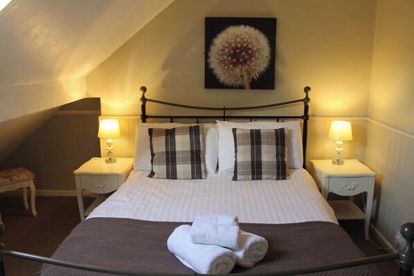 3 bedrooms, individually decorated, individually furnished, free WiFi - Rockton House (Whitby)