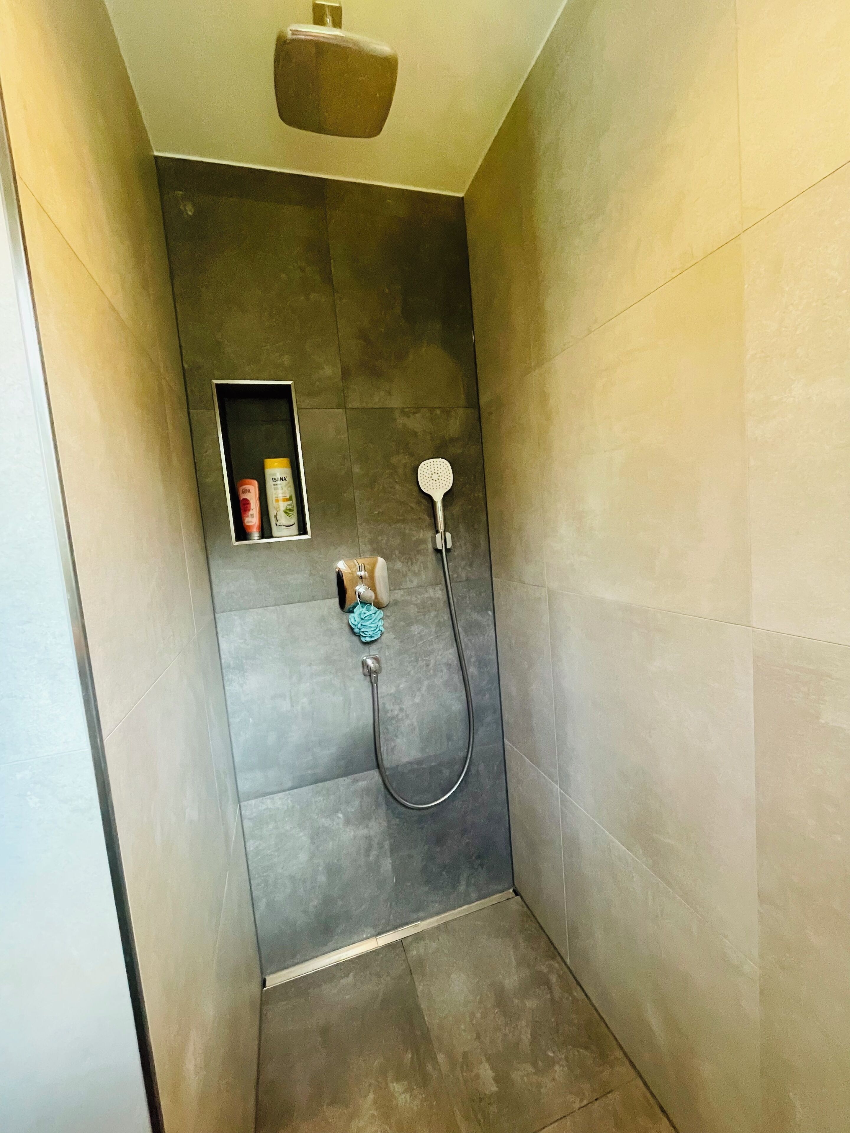 Haartrockner, Handtücher, Seife, Toilettenpapier
