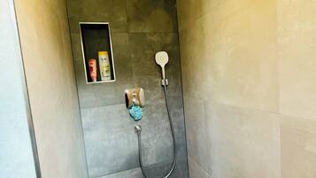 Haartrockner, Handtücher, Seife, Toilettenpapier