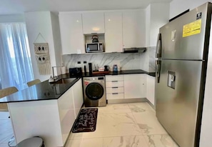 Réfrigérateur, un four, surface de cuisson