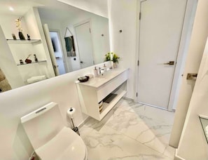 Séchoir à cheveux, serviettes fournies, savon, papier de toilette