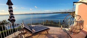Oceanfront "Dock of the Bay" Retreat in Beautiful Bermuda
