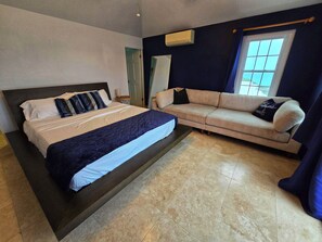 4 bedrooms, iron/ironing board, WiFi, bed sheets - Oceanfront "Dock of the Bay" Retreat in Beautiful Bermuda (Sandys)