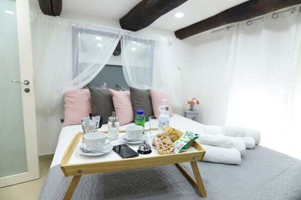 2 sovrum, värdeförvaringsskåp på rummet och skrivbord