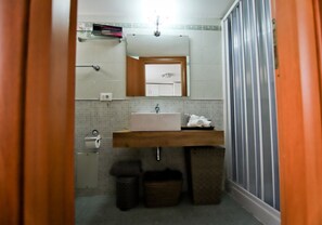 Regadera, secadora de cabello, bidet, toallas 