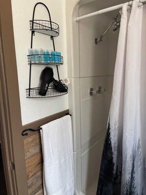 Douche, sèche-cheveux, serviettes fournies, savon