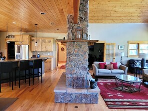 Smart-TV, Kamin, Arbeitsbereiche, Computerbildschirme