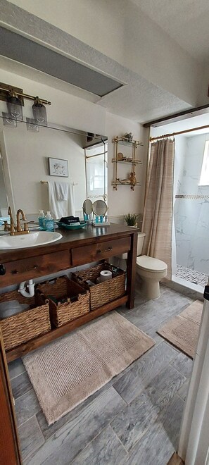 Shower, hair dryer, towels, soap - Peaceful house right on the spring. Great place to get away from everything. (Spring Hill)