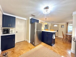 Køleskab, mikrobølgeovn, ovn, kogeplade