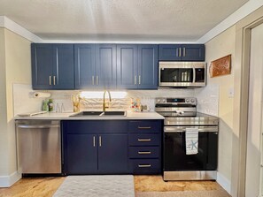 Køleskab, mikrobølgeovn, ovn, kogeplade