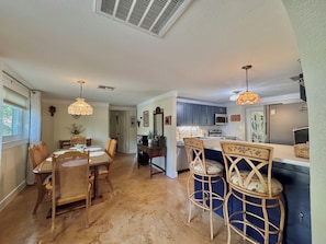 Dining - Peaceful house right on the spring. Great place to get away from everything. (Spring Hill)