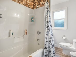 Haartrockner, Handtücher, Seife, Shampoo