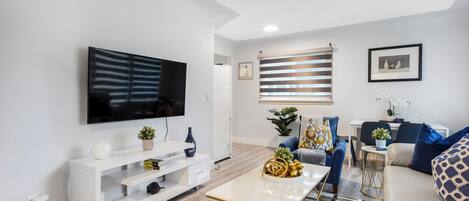 Smart TV, lareira, livros