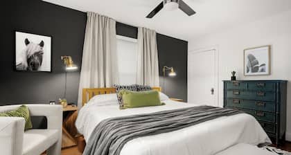 1950s Cottage-steps from Trendy Old Town Tomball dining, coffee, shops