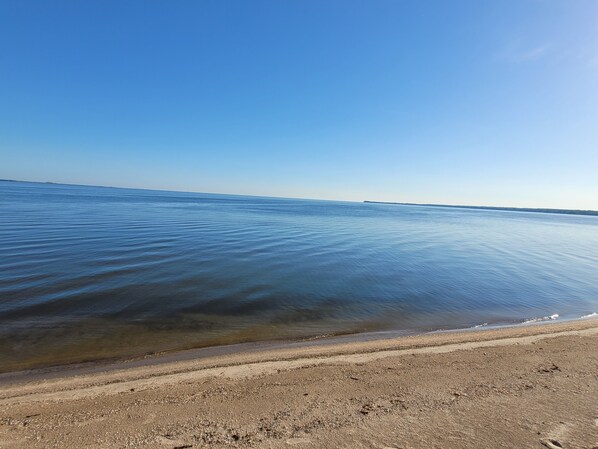 En la playa, camastros y toallas de playa 