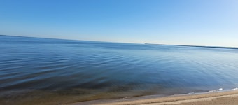Waterfront Cottage with sand beach near Lambeau & Door County!