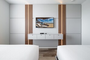 2 chambres, fer et planche à repasser, lit de bébé portatif