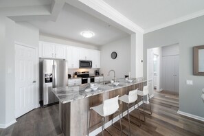 Fridge, microwave, oven, stovetop - Vista Cay Lakeview Chic. Next to Pool, Walk to Epic Universe and the OCCC (Orlando)