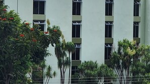 A multi-story building with a flat roof and a series of windows. - Hostal Sweet Dreams (Panajachel)