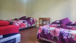 Premium bedding, down comforters, free WiFi, bed sheets - Hostal Sweet Dreams (Panajachel)