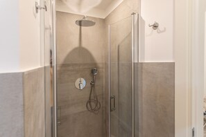 Douche, articles de toilette gratuits, sèche-cheveux, peignoirs