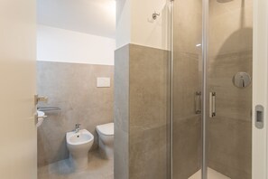 Dusche, kostenlose Toilettenartikel, Haartrockner, Bademäntel