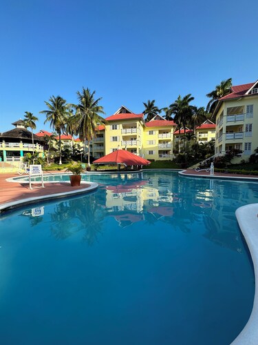 5mins To All Major AttractionsBeautiful, Centrally Located Home Away From Home!