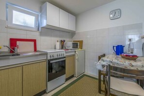 雪櫃、微波爐、焗爐、爐具