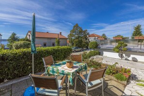 تناول الطعام بالخارج