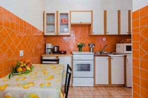 雪櫃、微波爐、焗爐、爐具