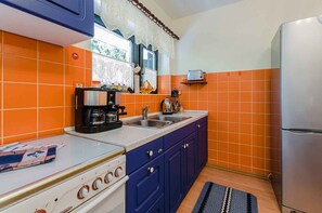 Réfrigérateur, four, plaque de cuisson, cafetière/bouilloire