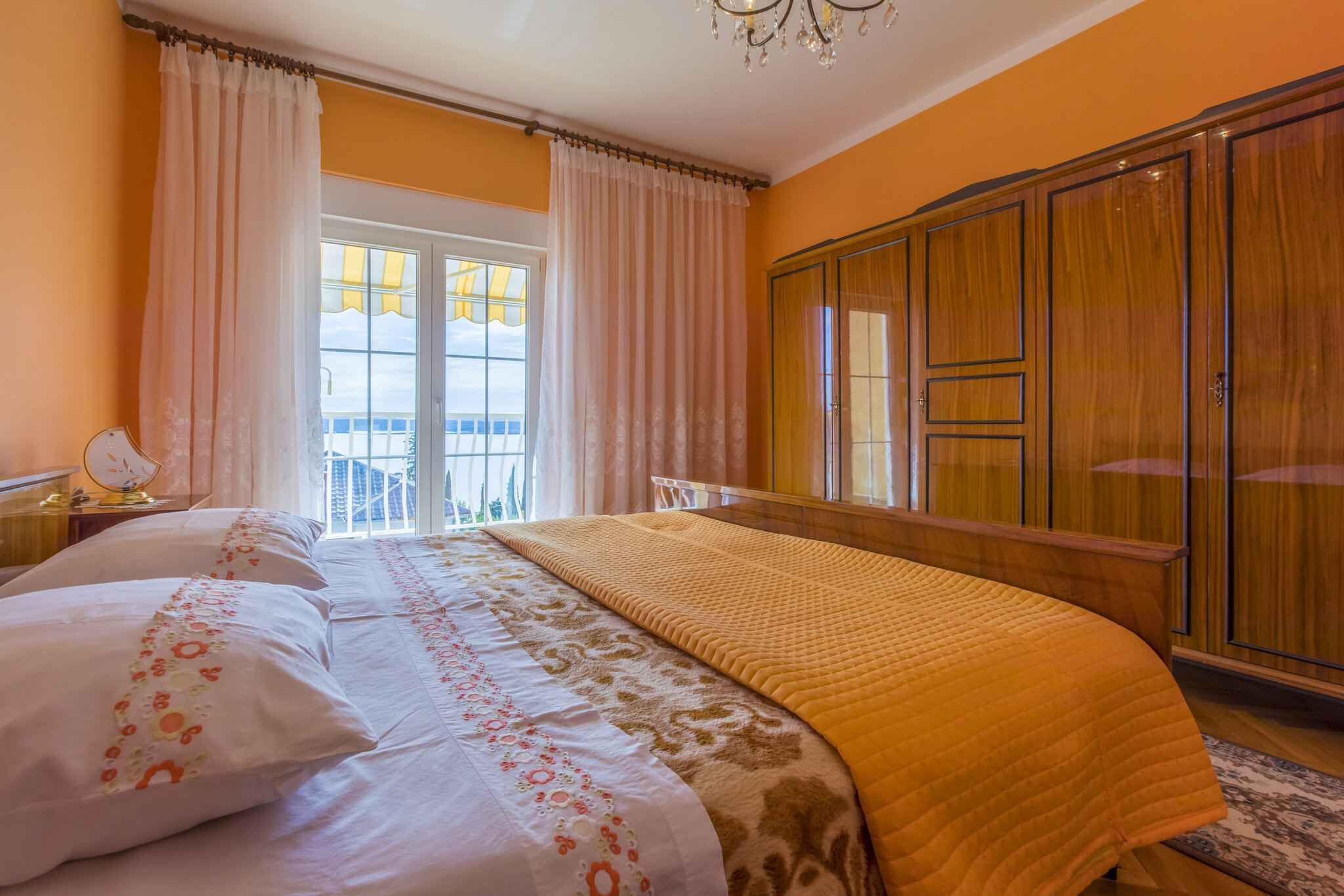 Een slaapkamer met twee bedden, een grote kledingkast en een raam met gordijnen.