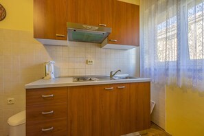 Fridge, stovetop, coffee/tea maker, toaster